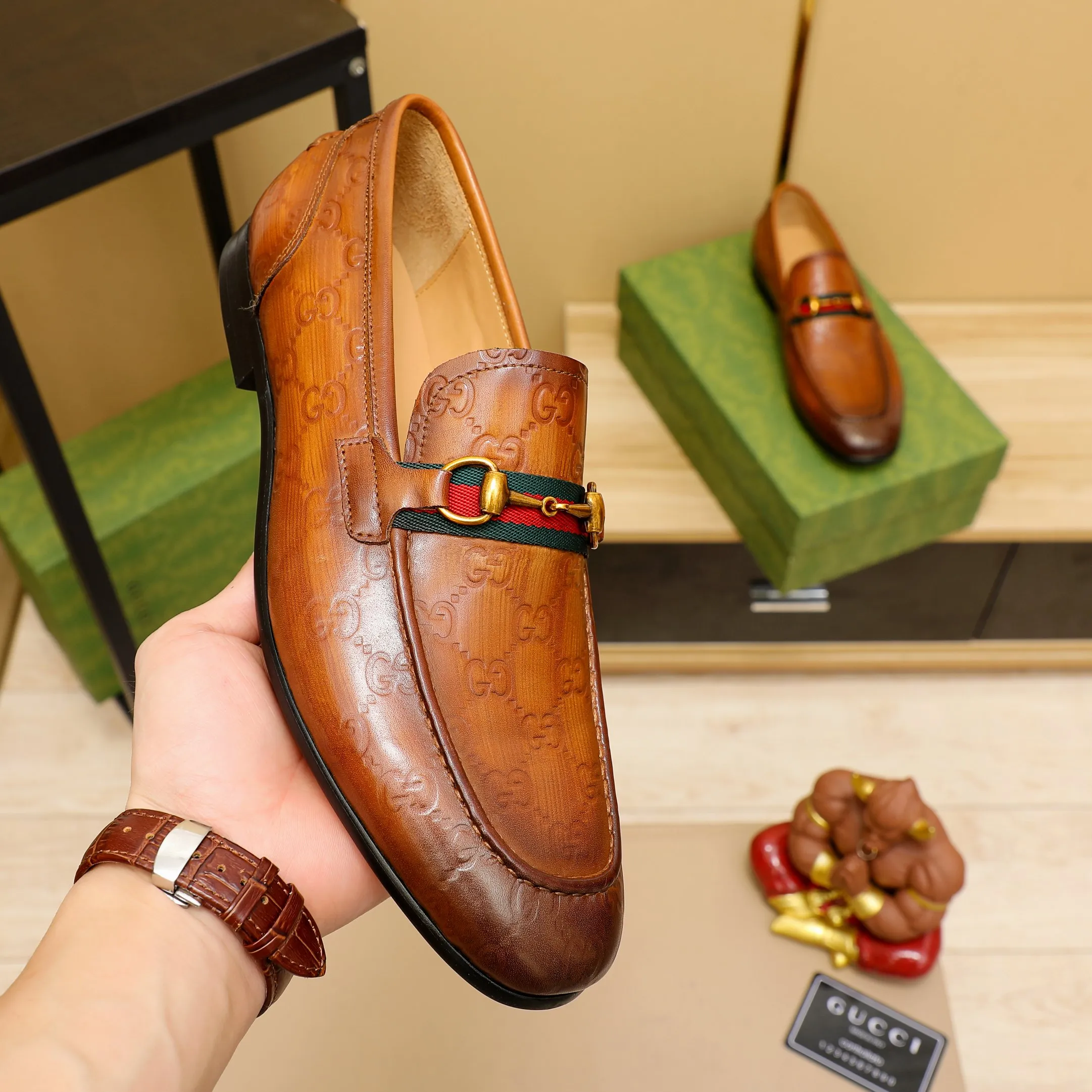 p480 GUCCI 2021 men’s latest casual leather shoes👞! Available at counters simultaneously! A one-to-one replica of the original. All imported top layer calfskin. The interior is made of top-grade cowhide, and the original factory-supplied rubber outsole is used. Leading new fashion concepts. Black, brown, matching sizes: 38-45